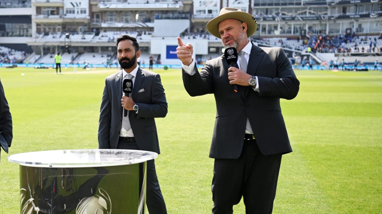 Dinesh Karthik and Matthew Hayden