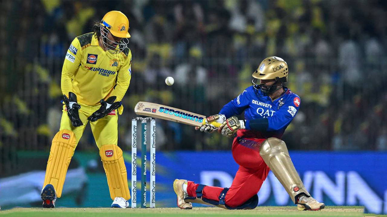 Dinesh Karthik Kept MS Dhoni On His Toes With The Reverse Sweep