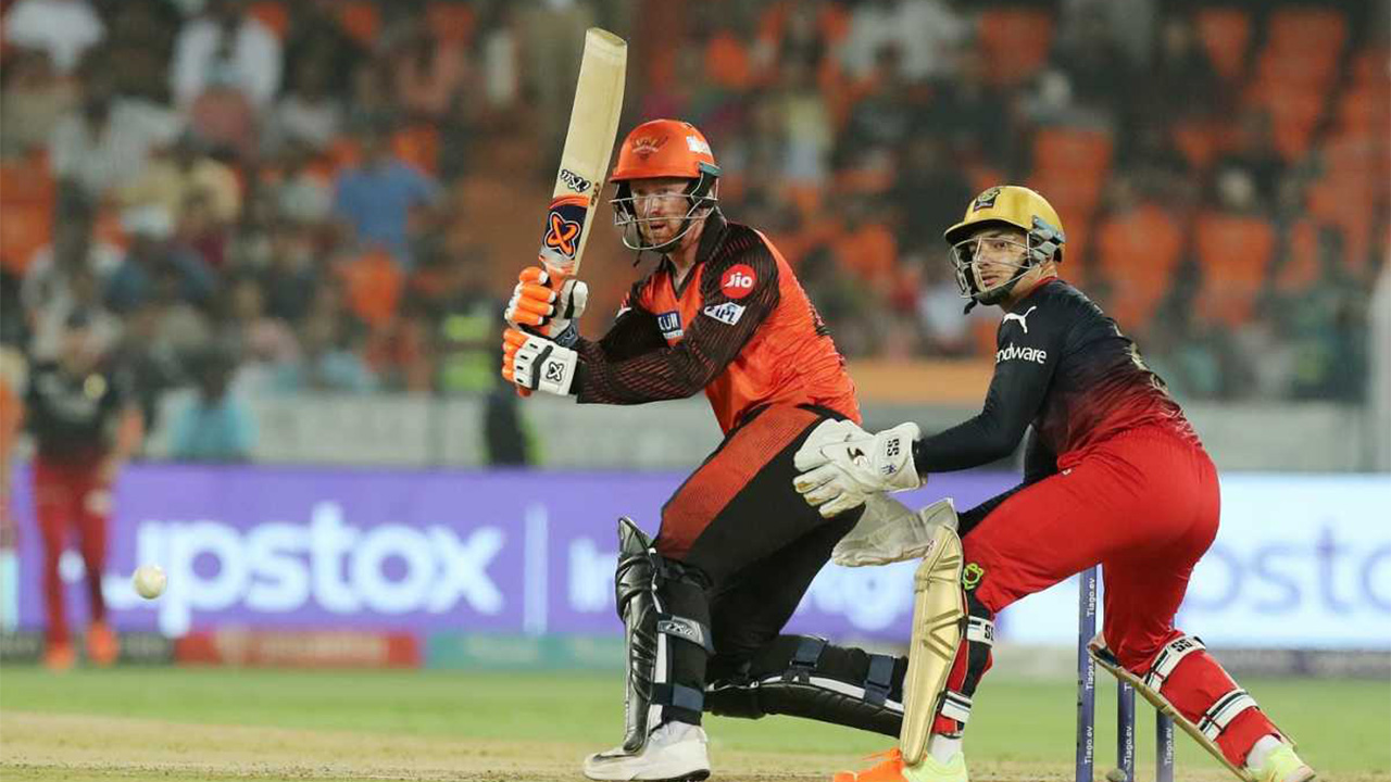 Heinrich Klaasen Guides One Behind