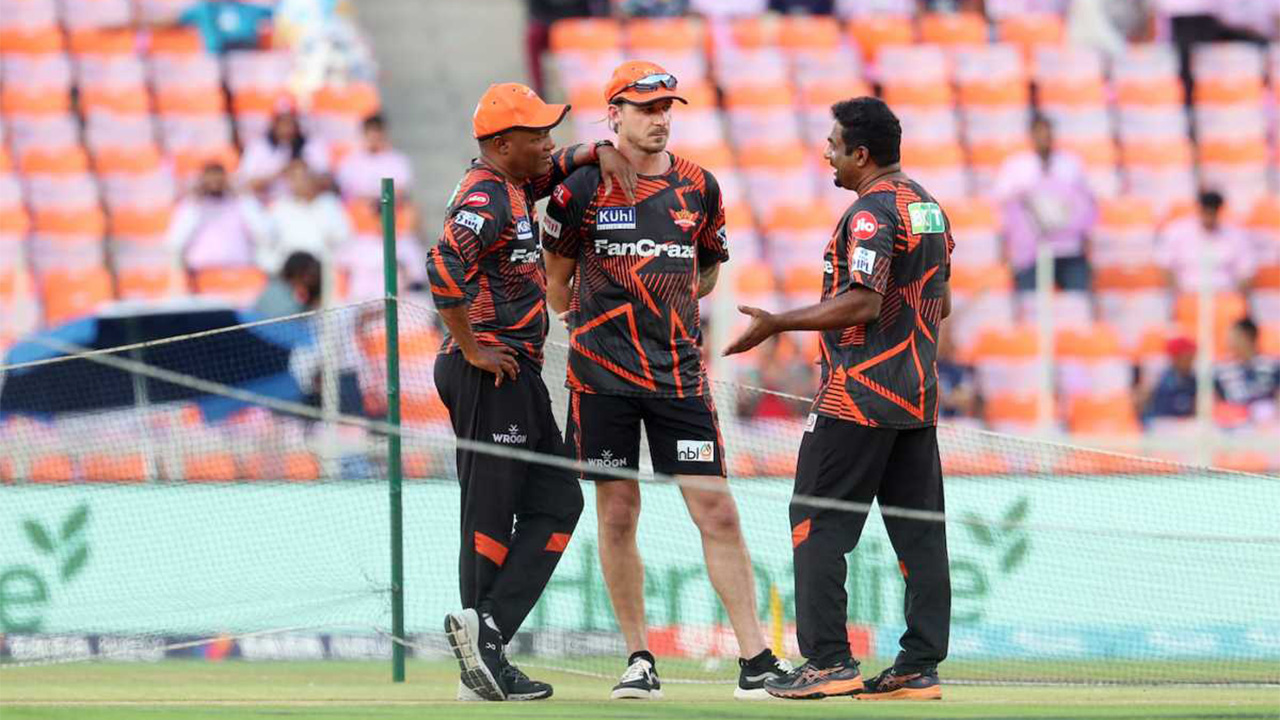 Brian Lara And Dale Steyn Listen To Muthiah Muralidaran Talk