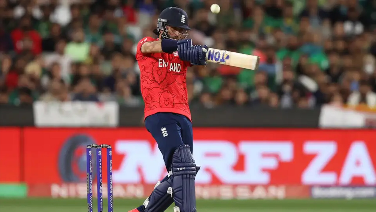 Moeen Ali Swivels And Pulls One Through Backward Square Leg