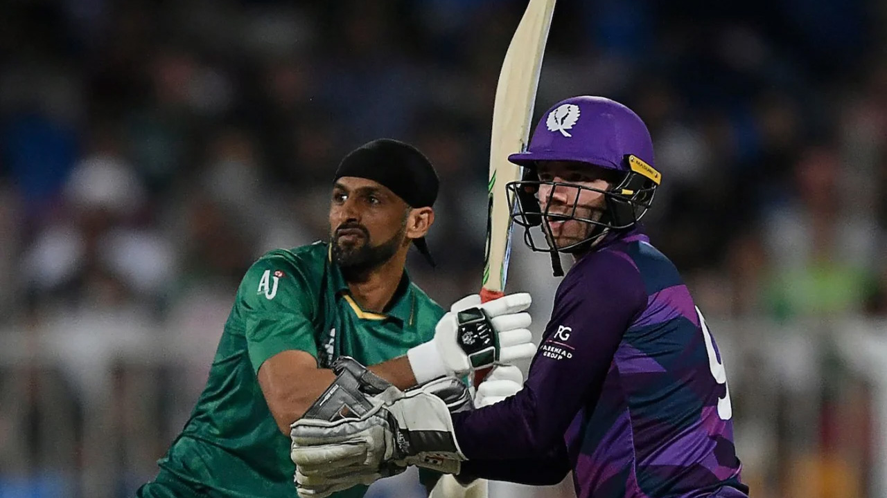 Shoaib Malik Added Some Quick Runs