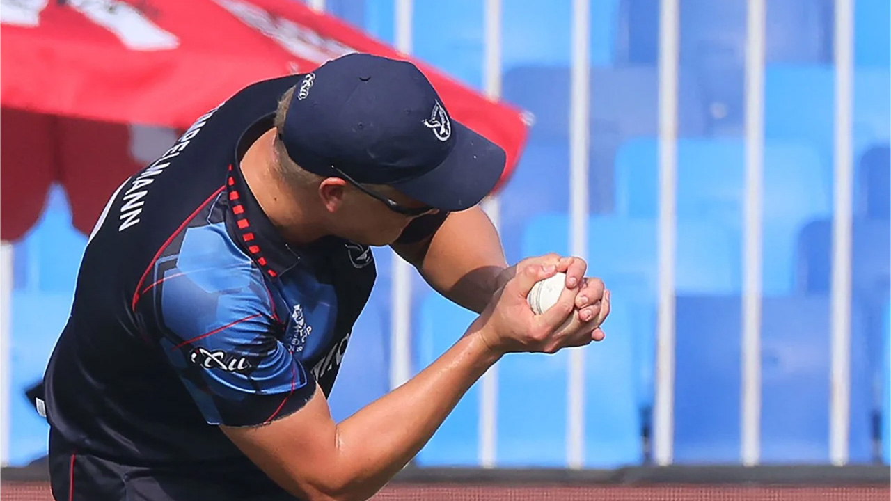 Ruben Trumpelmann Clings On To Send Martin Guptill Back