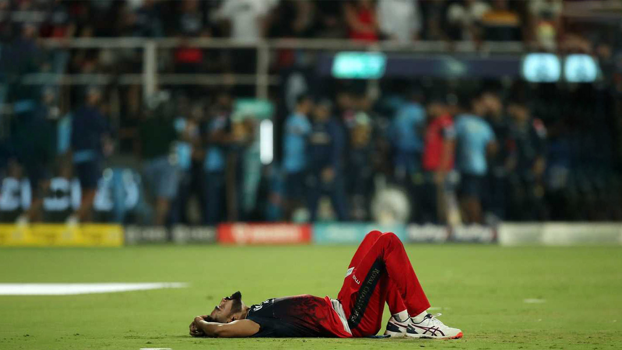 A crestfallen Mohammed Siraj after RCB's defeat