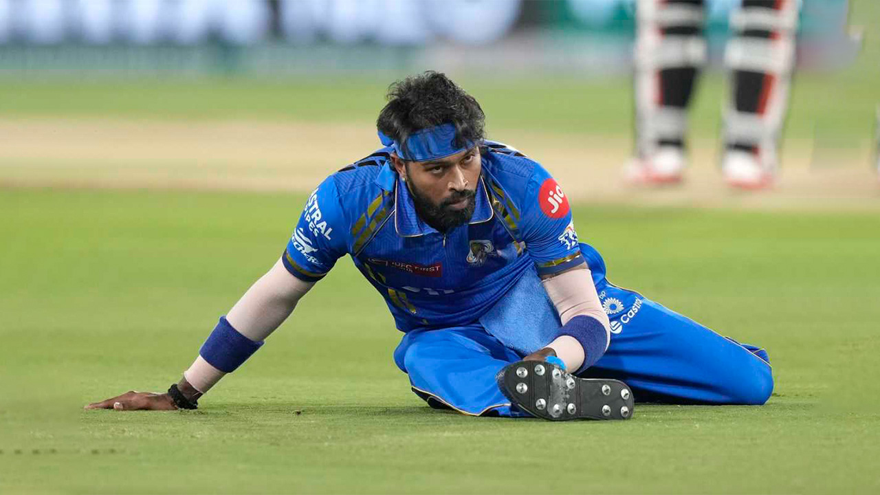 Hardik Pandya did not get a warm reception in Hyderabad but did get the first breakthrough for Mumbai Indians