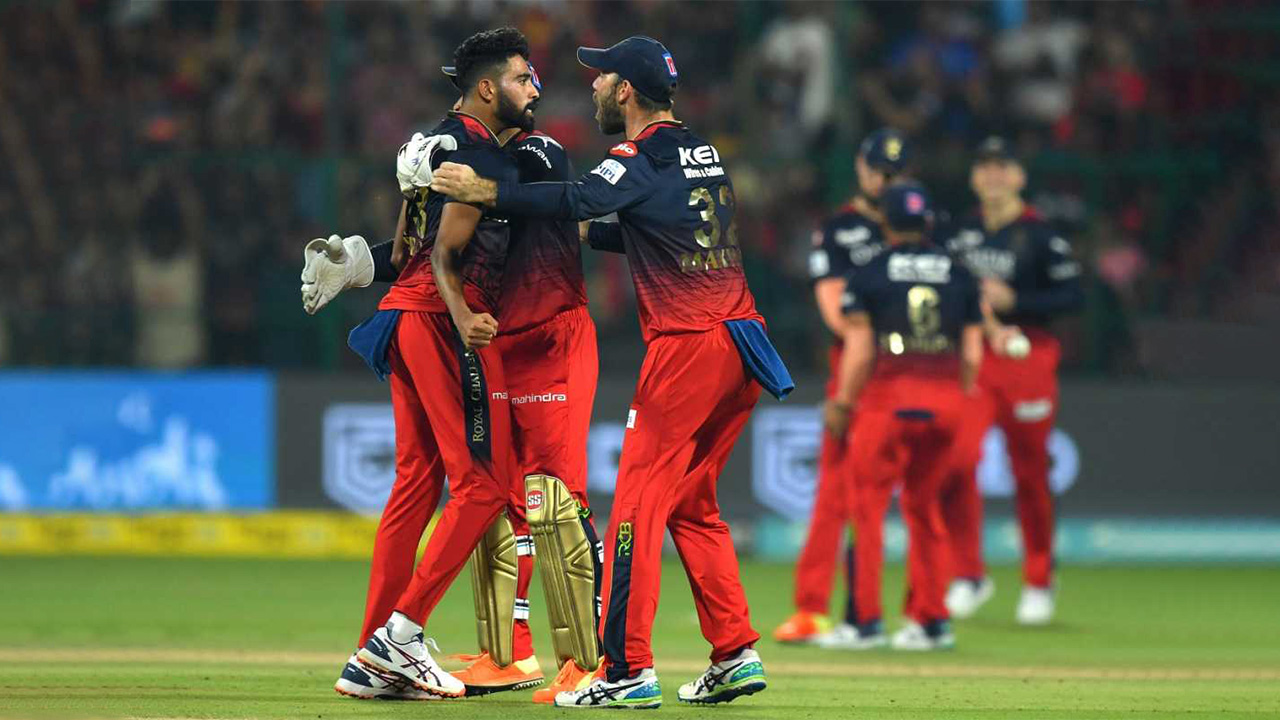 Mohammed Siraj and Glenn Maxwell celebrate Wriddhiman Saha's wicket