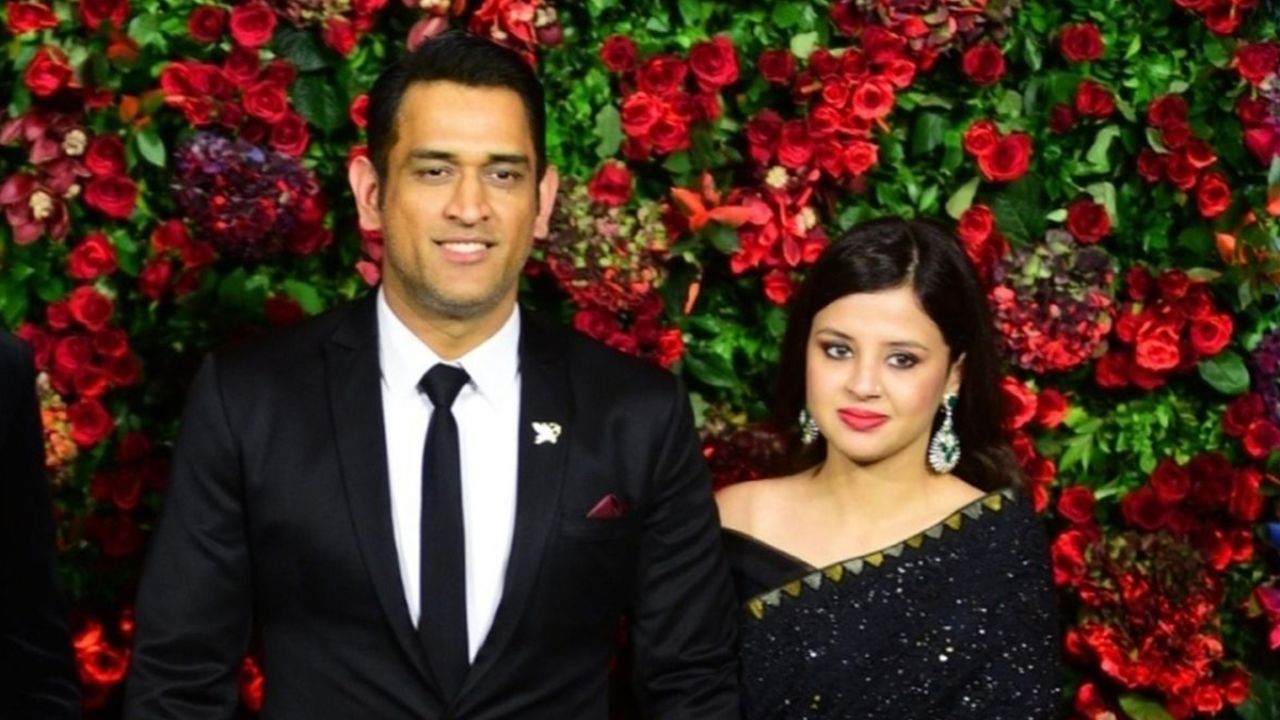 Ms Dhoni With His Wife Ms Dhoni With His Wife