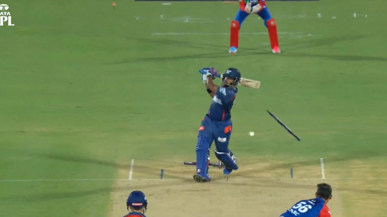 Mitchell Starc Rmoves Nicholas Pooran