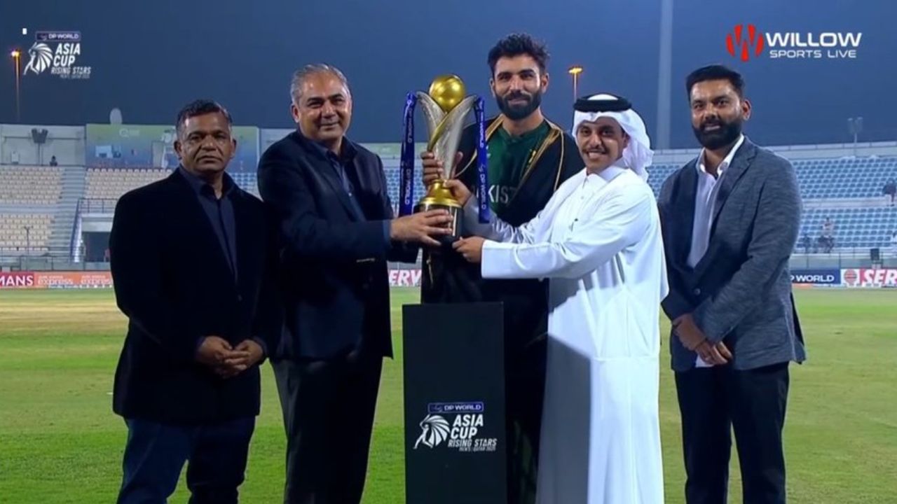 Mohsin Naqvi Hands Trophy To Pakistan