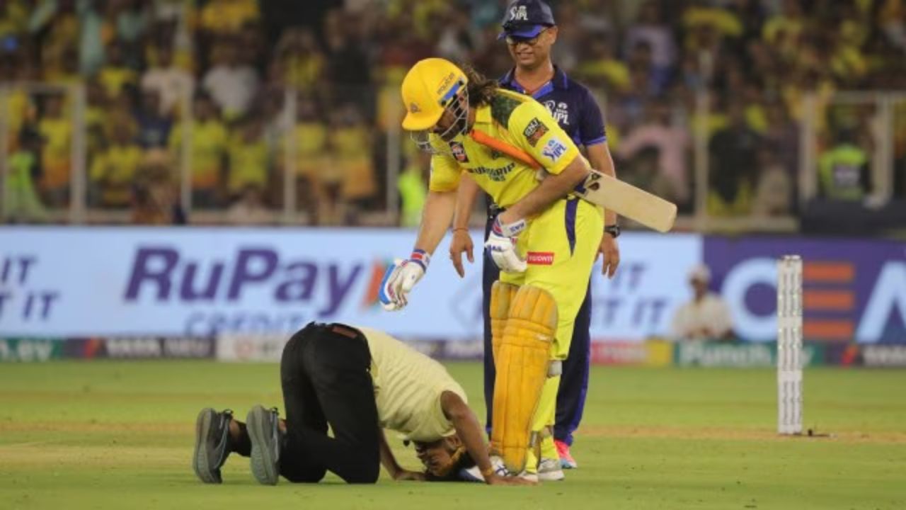 MS Dhoni's fan, who breached IPL security, dies mysteriously