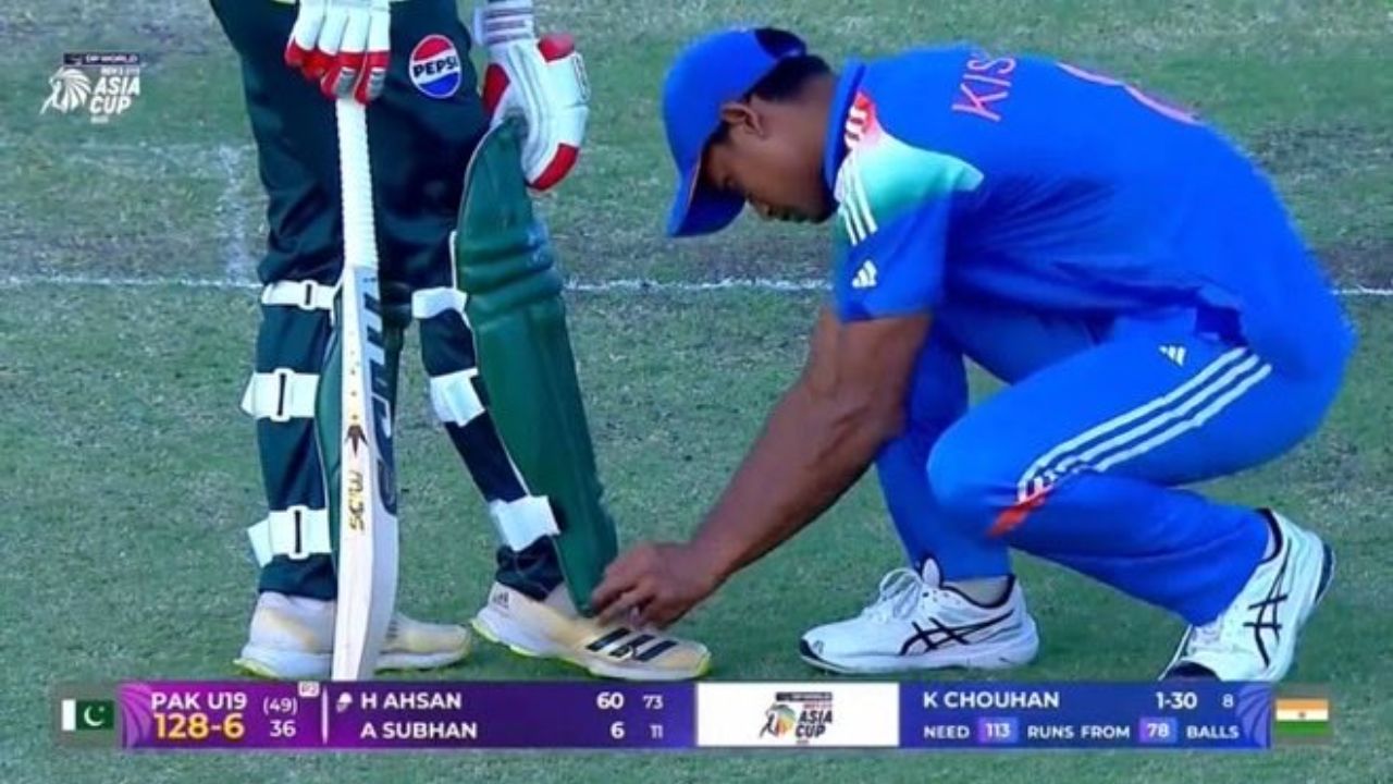 India cricketer defies BCCI's no-interaction order, ties Pakistan batter’s shoelaces during U19 Asia Cup