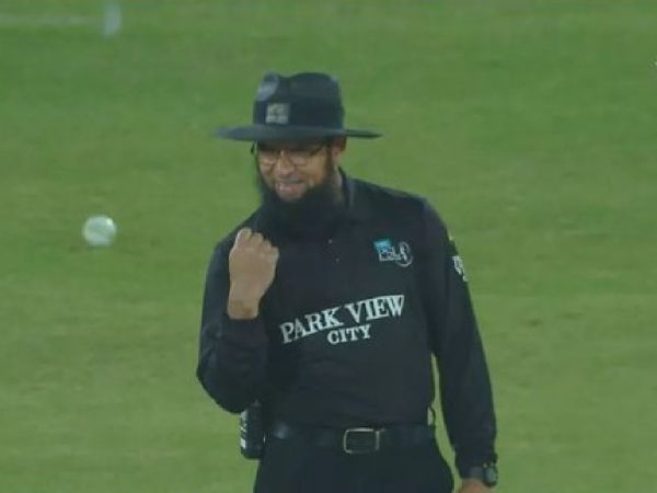 Aleem Dar Hillariously Mocks Karachi Kings After They Lose Their LBW Review