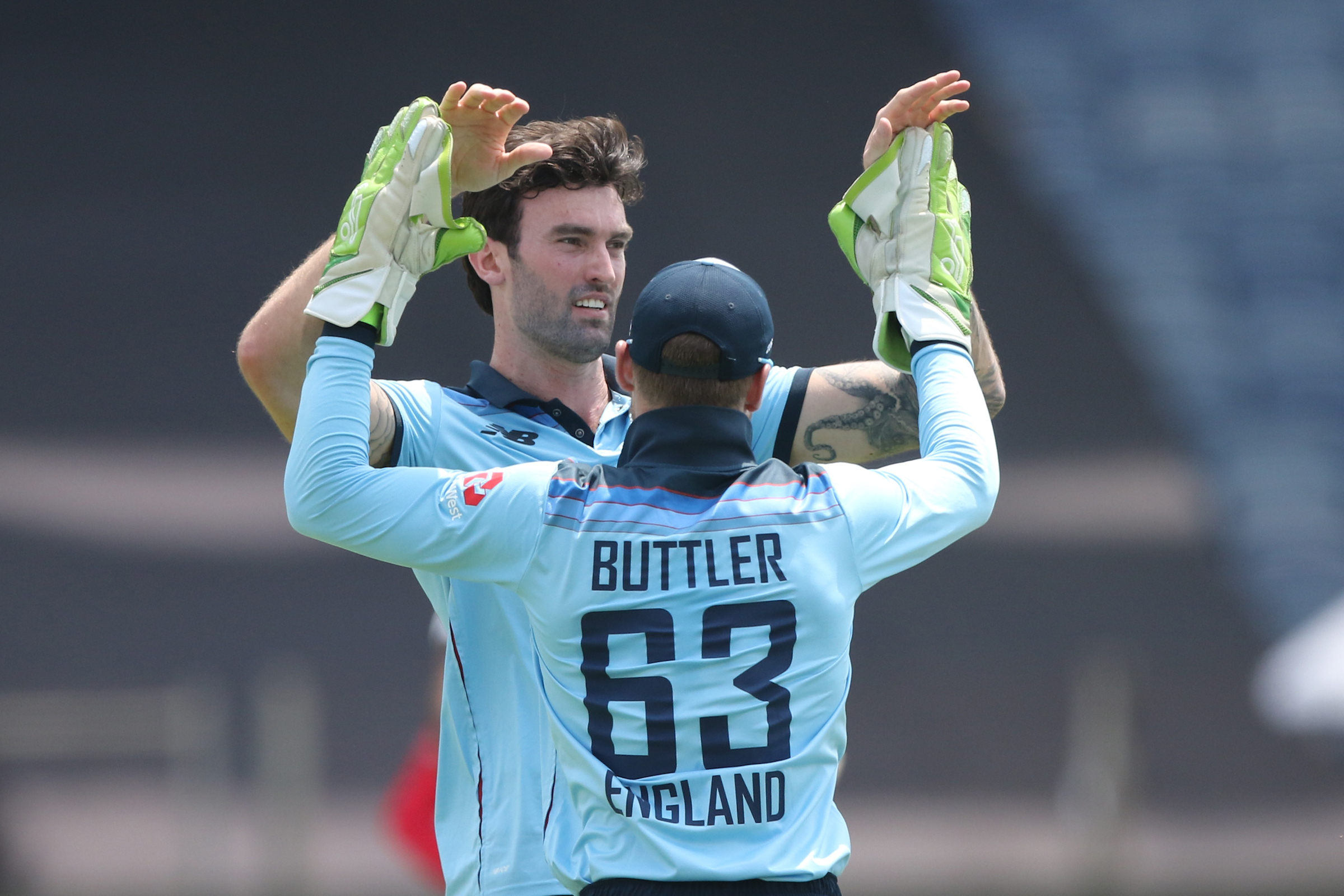 Reece Topley and Jos Buttler. (Photo: Twitter)