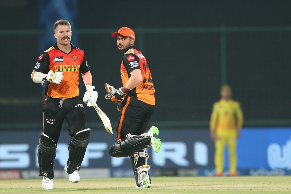 IPL 2021: Twitter Reacts Hilariously As Kedar Jadhav Smashes A Quick Fire Cameo Against His Former Team CSK 1 David Warner, Manish Pandey