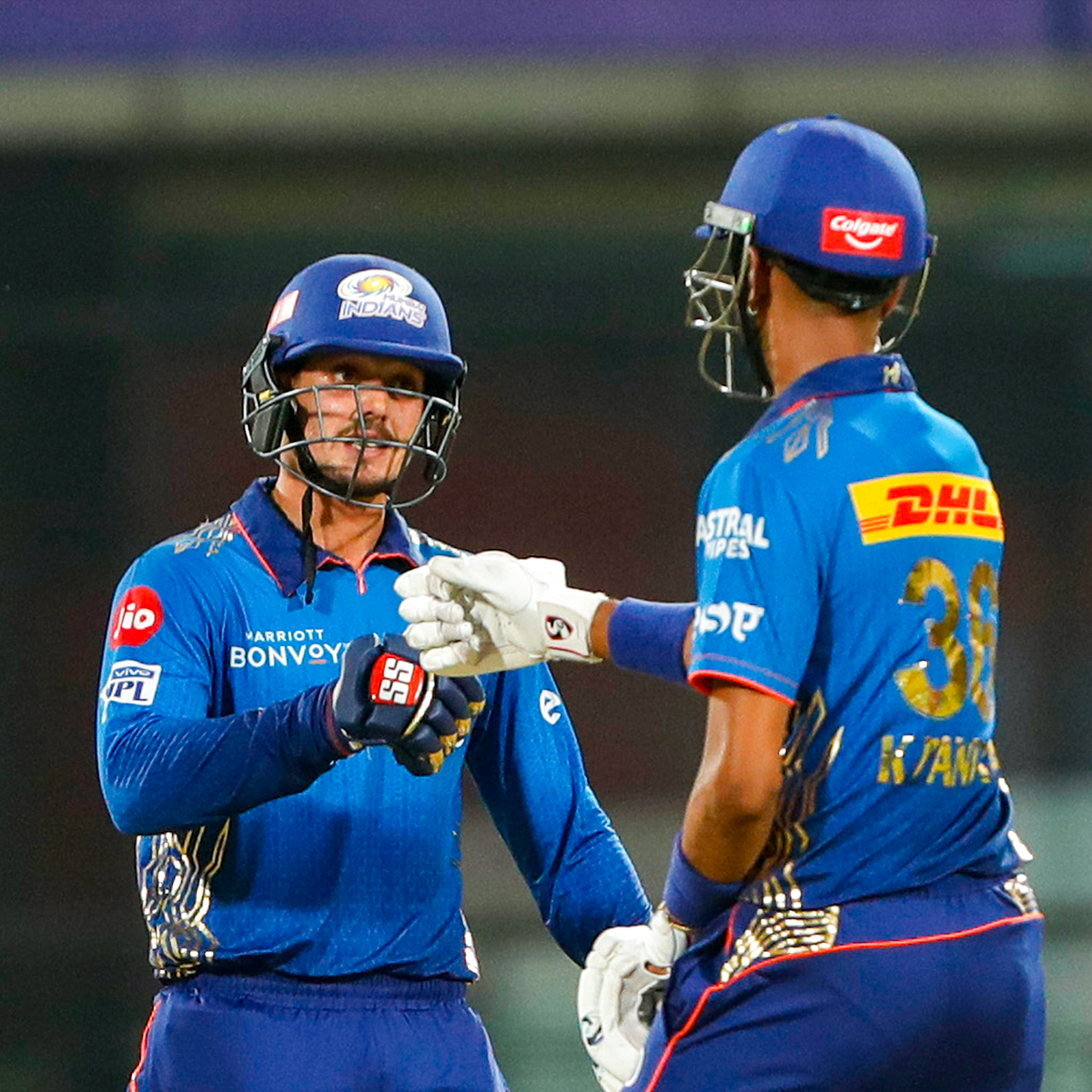Watch: Krunal Pandya Carries On With His Disgusting On-Field Antics, This Time He Throws Away The Moisturizer Towards Anukul Roy 3 Quinton De Kock and Krunal Pandya