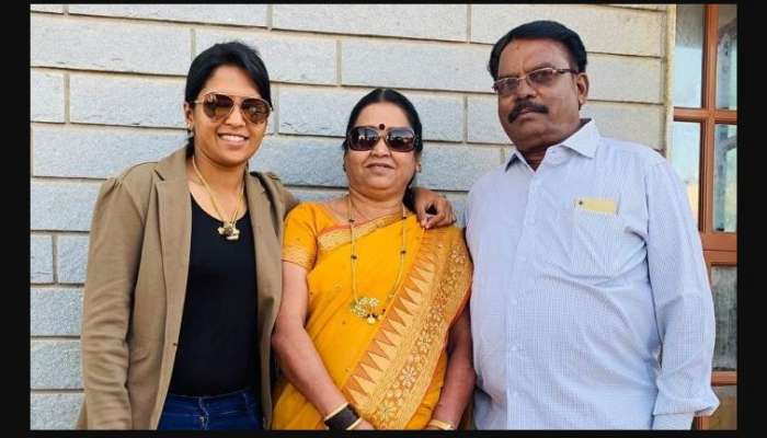Veda Krishnamurthy with her parents (Photo-Twitter)