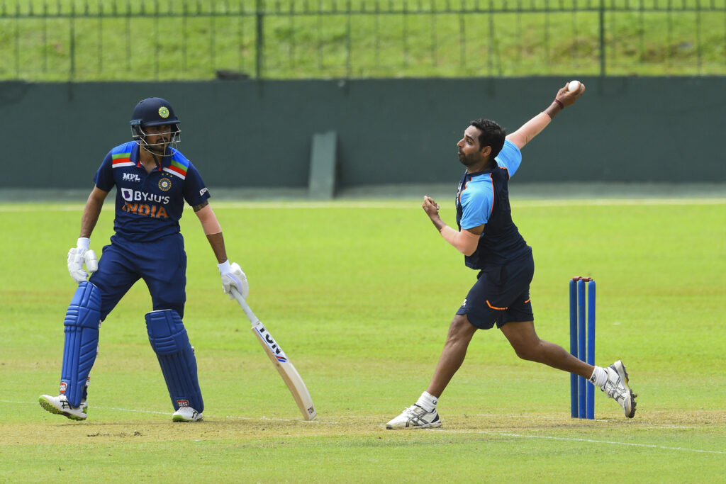 Bhuvneshwar Kumar bowls as Manish Pandey looks on (Photo-BCCI)