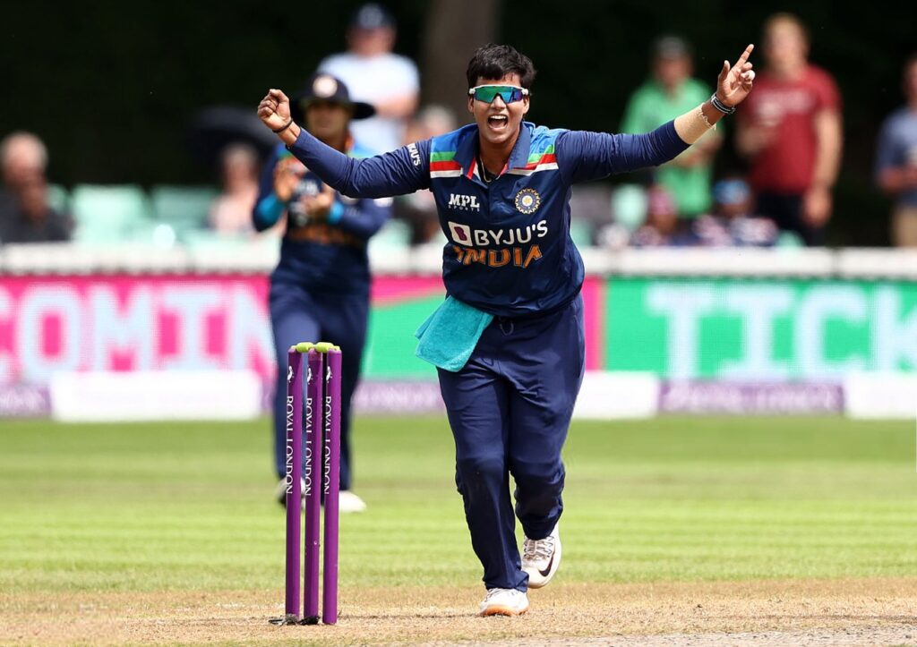 Watch: Heather Knight's Bizarre Run-Out In The Second T20I Against India Sparks Controversy 1 Watch: Heather Knight's Bizarre Run-Out In The Second T20I Against India Sparks Controversy