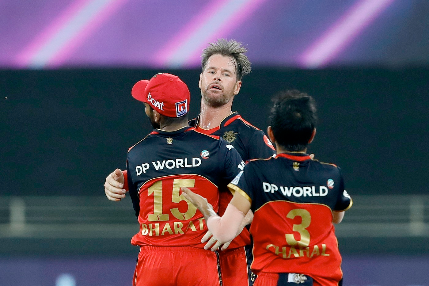 "यह उनके लिए पल की बात है"- दिनेश कार्तिक ने सोशल मीडिया ट्रोलर्स पर जमकर बरसे 2 डैन क्रिश्चियन, आरसीबी