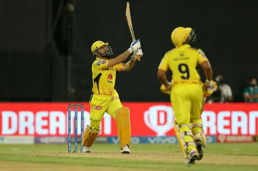 आईपीएल 2021: "किंग इज बैक" - विराट कोहली एमएस धोनी विंटेज चेस बनाम डीसी क्वालिफायर 1 में प्रतिक्रिया 7 म स धोनी