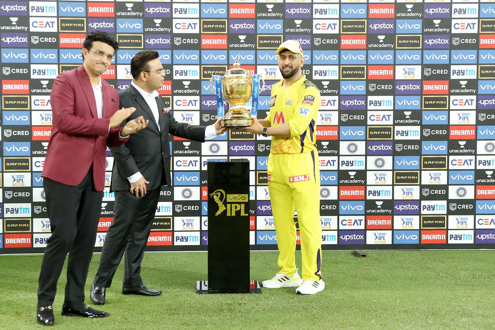 MS Dhoni receives IPL 2021 trophy