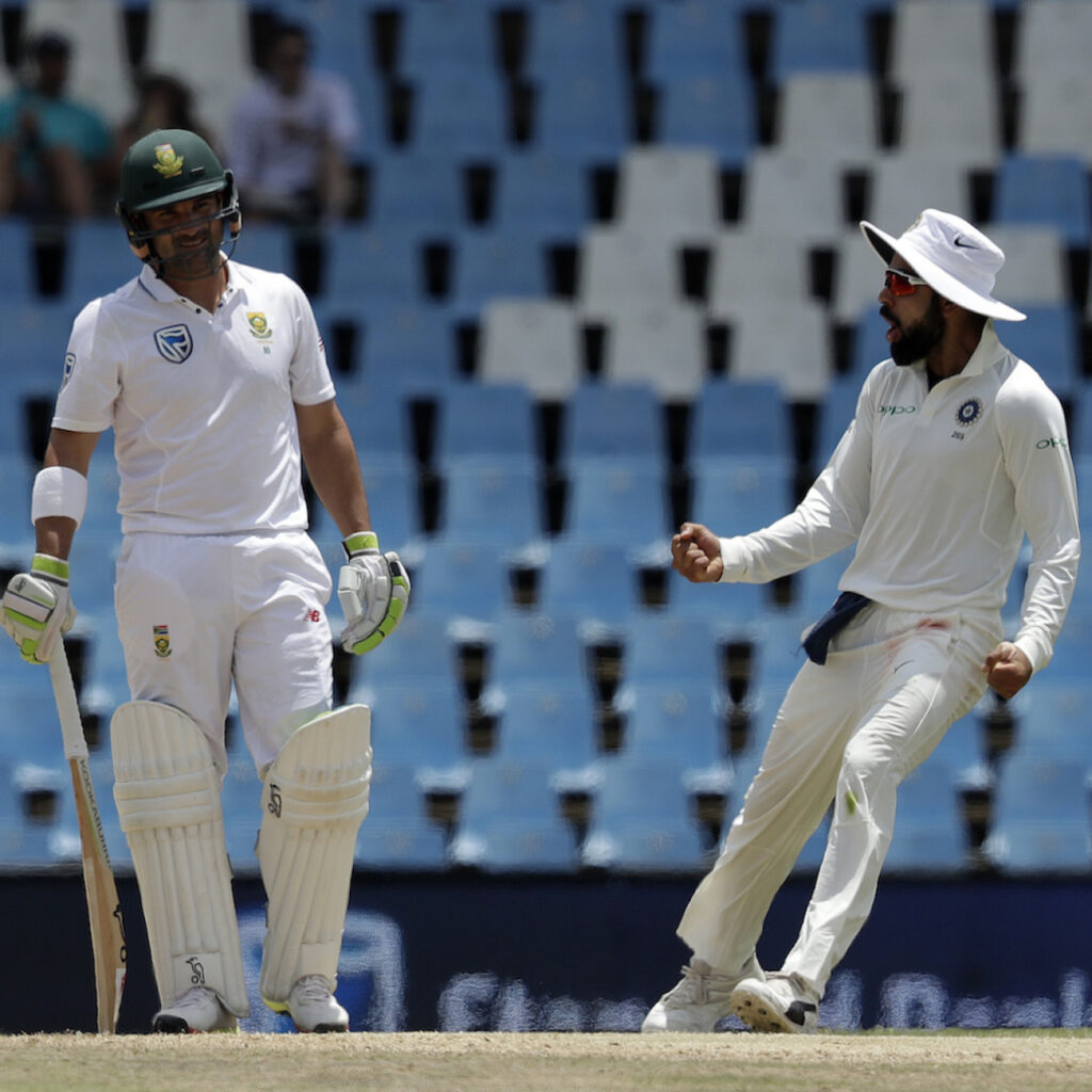 भारत के कप्तान विराट कोहली, दक्षिण अफ्रीका के बल्लेबाज डीन एल्गर के आउट होने का जश्न मनाते हैं।  (एपी फोटो / थेम्बा हदेबे)