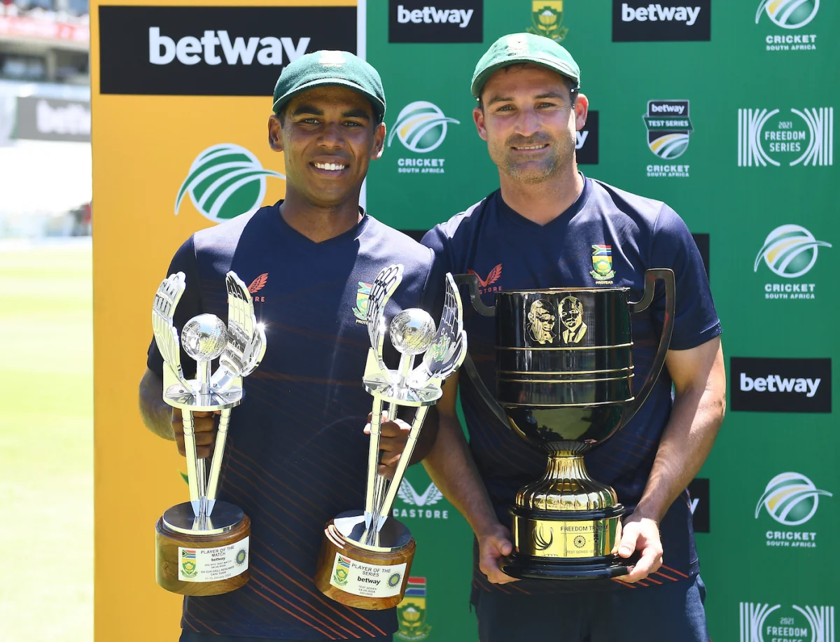 Keegan Petersen holds the Player-of-the-Match and Series awards while Dean Elgar poses with the series trophy, South Africa vs India, 3rd Test, Cape Town, 4th day, January 14, 2022 © Getty Images