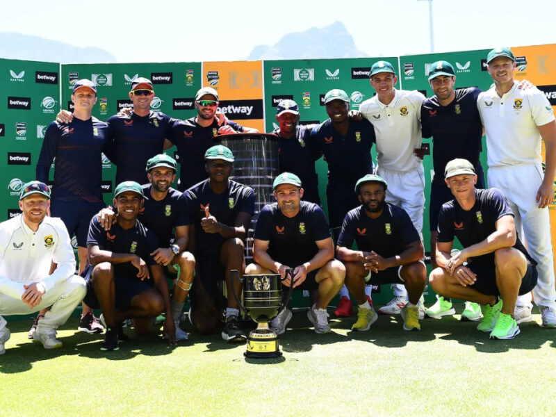 The victorious South African team poses with the Freedom Trophy, South Africa vs India, 3rd Test, Cape Town, 4th day, January 14, 2022 © Getty Images