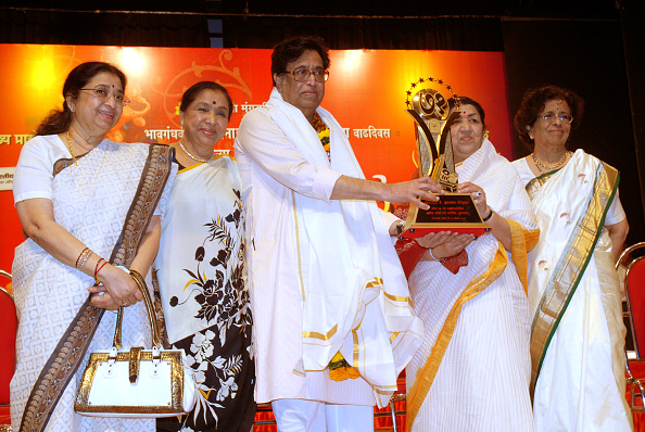 Lata Mangeshkar with her sisters Usha (L), Asha, brother Dinanath and Meena (R). Photo- Getty