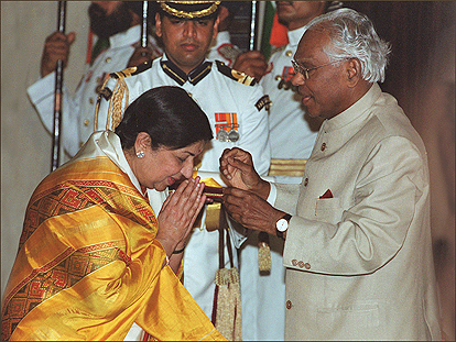 Lata Mangeshkar receiving the Bharat Ratna in 2001 from then India President KR Narayanan. Photo- Twitter