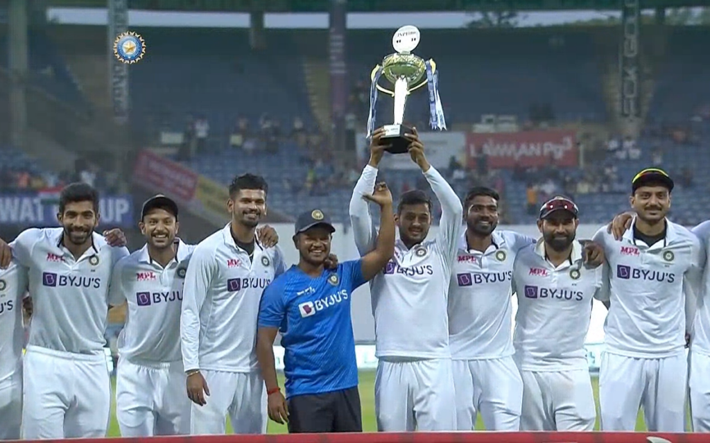 Indian Team With Test series trophy after win over Sri Lanka at Bengaluru