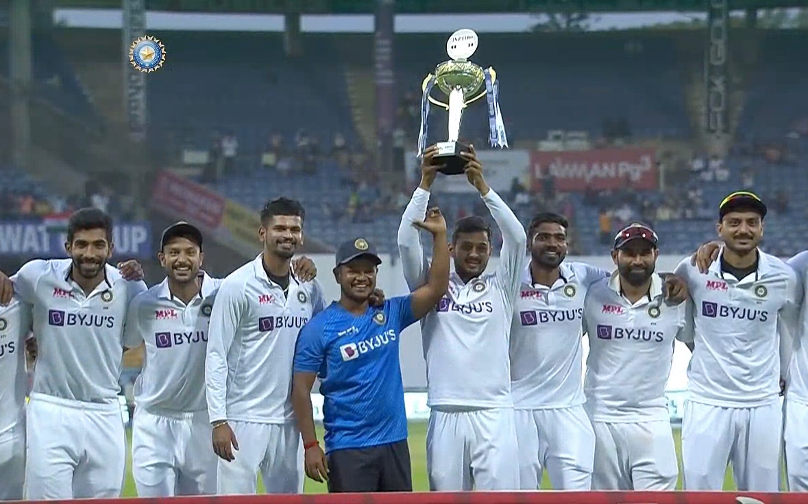 Indian Team With Test series trophy after win over Sri Lanka at Bengaluru
