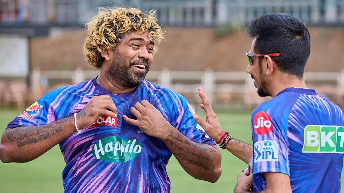 RR Bowling coach Lasith Malinga with Yuzvendra Chahal (Image Credits: Twitter)