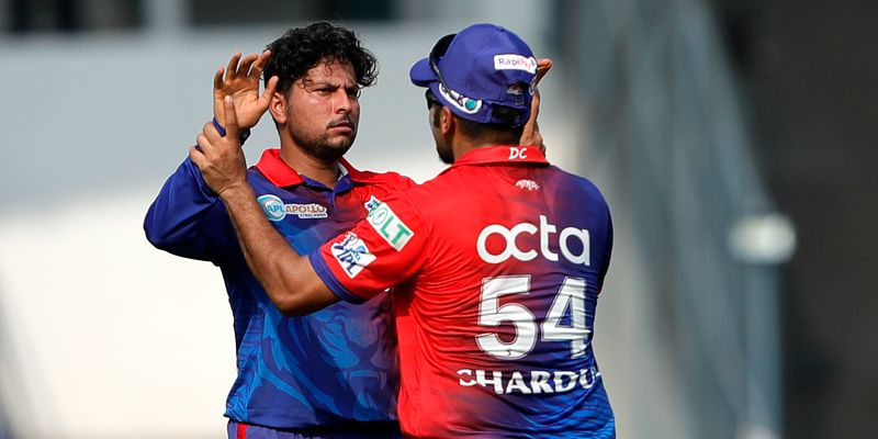 Kuldeep Yadav celebrating wicket with Shardul Thakur (Image Credits: Twitter)