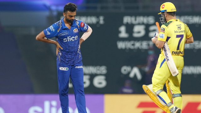 MS Dhoni and Jaydev Unadkat (Image Credits: IPL)