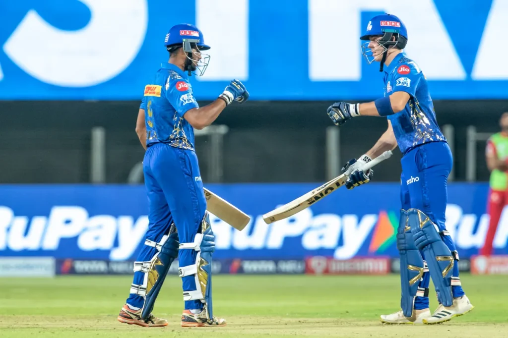 IPL 2022: Watch - Jonty Rhodes Touches Sachin Tendulkar's Feet To Seek His Blessings After MI vs PBKS Match 3 Tilak Varma and Dewald Brevis , Jonty Rhodes