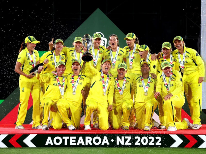 Australia players lift their seventh World Cup, Australia vs England, Women's World Cup 2022 final, Christchurch, April 3, 2022 © AFP/Getty Images