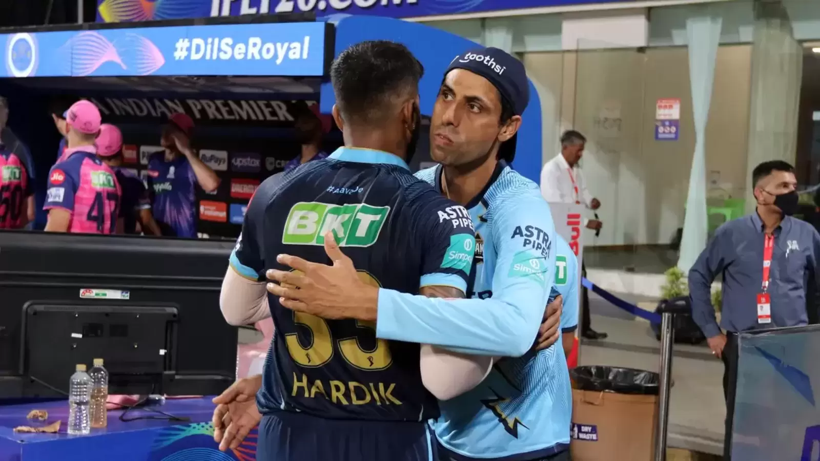 Hardik Pandya and Ashish Nehra (Image Credits: Twitter)