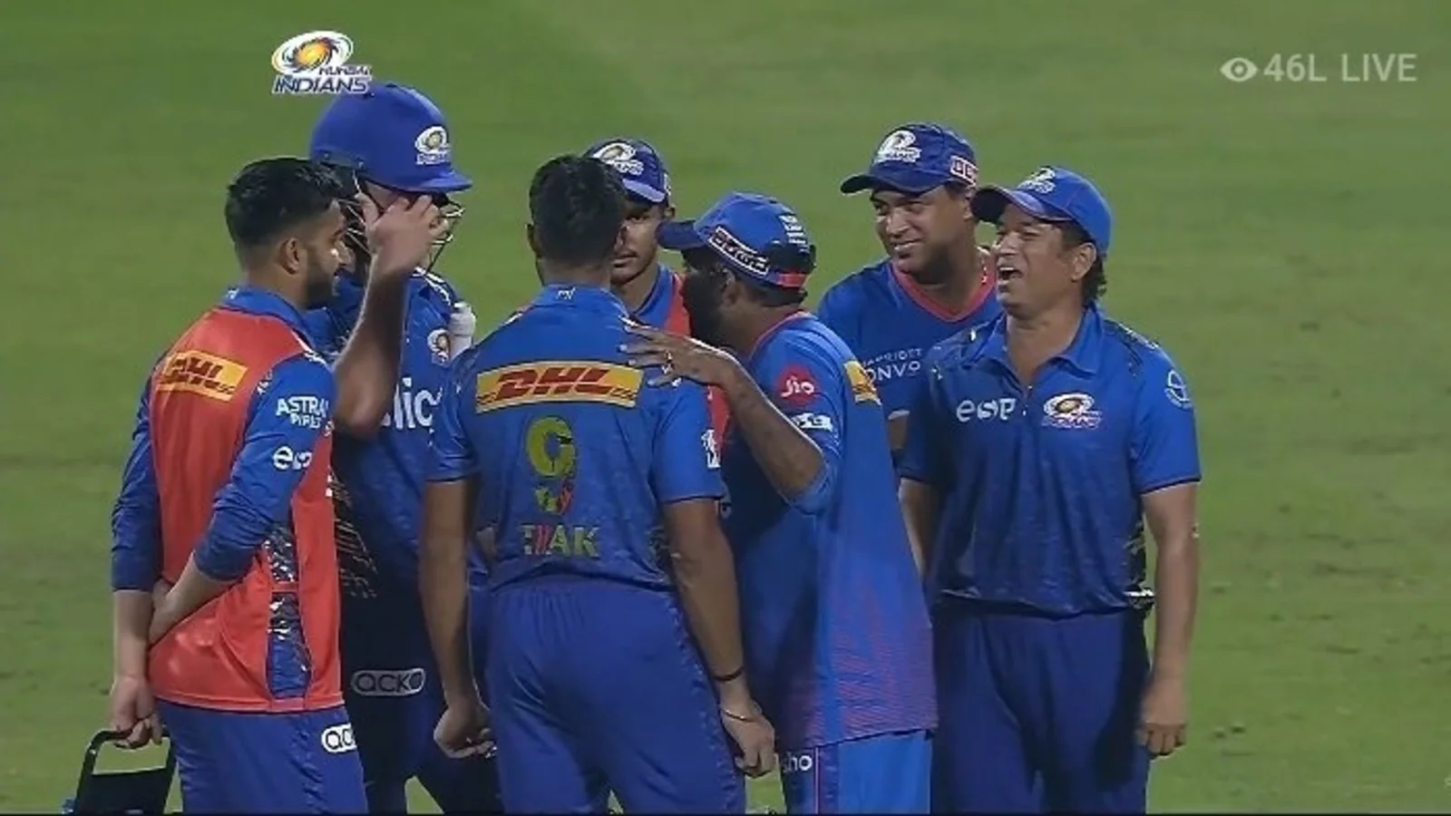 Mumbai Indians Mentors around Dewald Brevis during match against PBKS (Image Credits: Twitter)