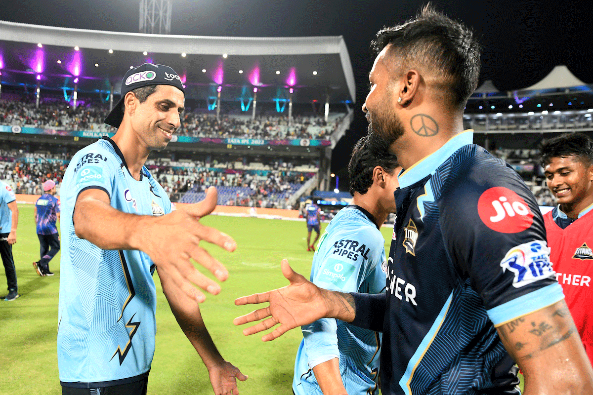 Hardik Pandya and Ashish Nehra (Image Credits: Twitter)