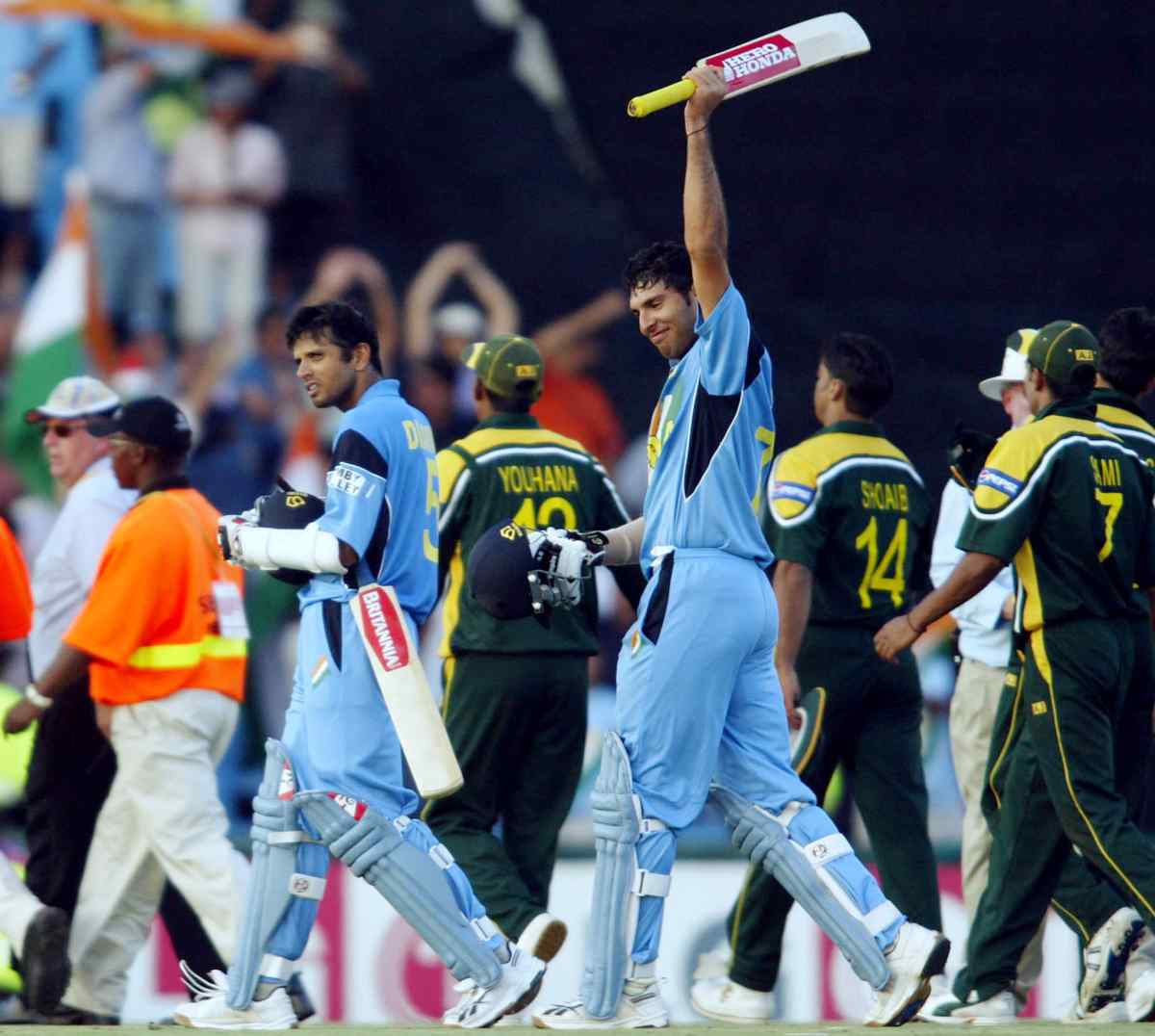 Yuvraj Singh and Rahul Dravid in WC 2003 against PAK [photo: Twitter]
