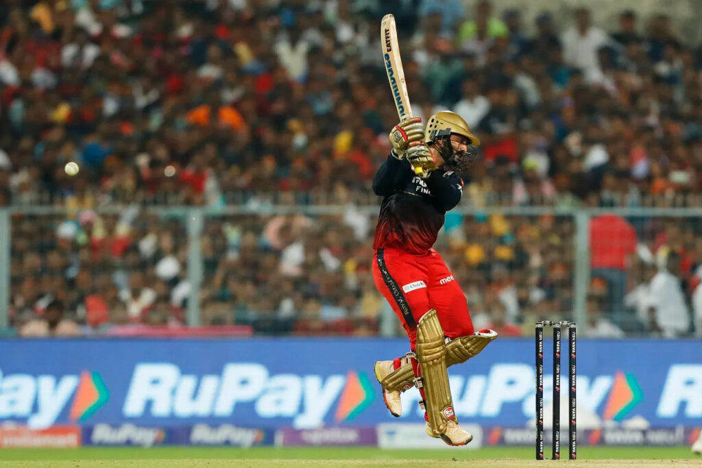 LSG vs RCB: Watch - Dinesh Karthik Bursts Out In Anger After Missing Back To Back Deliveries The Last Over vs Avesh Khan