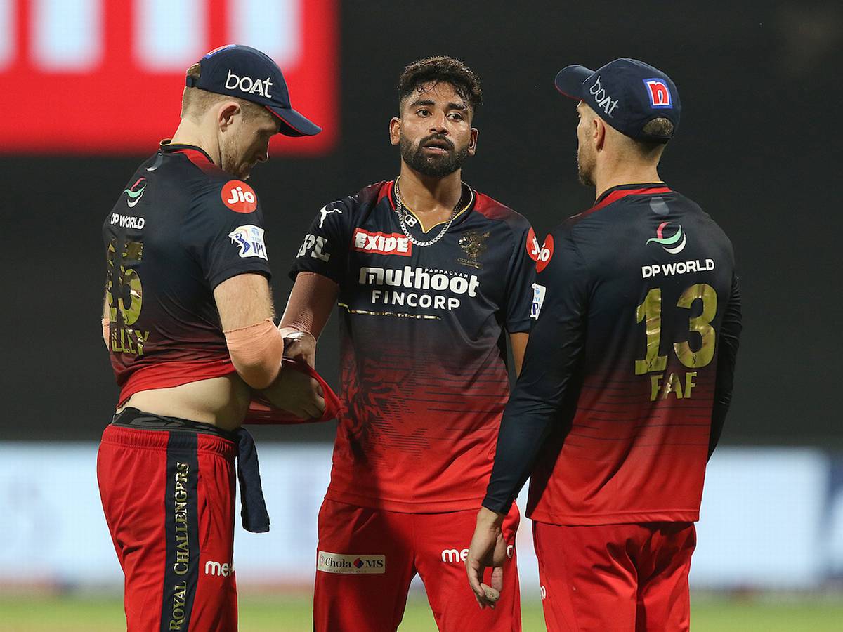 Mohammed Siraj discussing with Faf du Plessis (Image Credits: IPL)