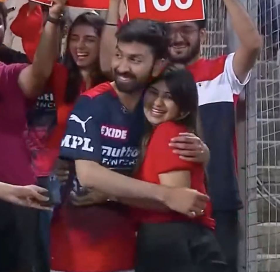 RCB Fan Girl Proposes RCB Fan Boy During Live Game Between RCB and CSK At Pune