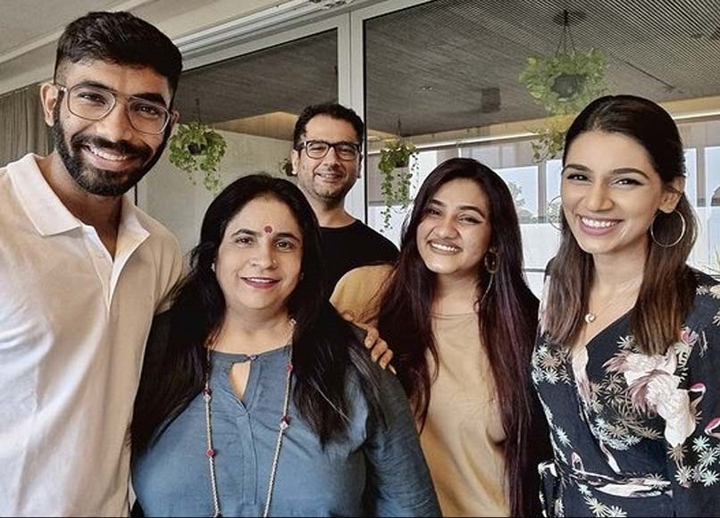 JAsprit Bumrah and Sanjana Ganesan with family. Photo- Instagram