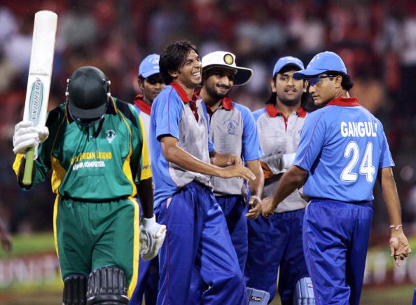 Bangalore, INDIA: Asia XI's cricketers celebrate the dismissal of Africa XI's Steve Tikolo (L) during the first One Day International (ODI) match of the Afro-Asia cup between Asia XI and Africa XI at the Chinnaswamy stadium in Bangalore, 06 June 2007. After winning the toss and electing to bat, Asia XI scored 317 runs in their alloted 50 overs. In their reply Africa XI scored 55 runs for the loss of 5 wickets in 13 overs. AFP PHOTO/Dibyangshu SARKAR (Photo credit should read DIBYANGSHU SARKAR/AFP via Getty Images)