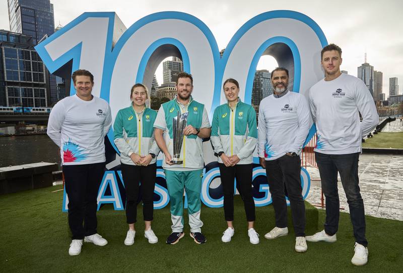 Cricket Greats Pose With The World Cup Trophy (Image Credits: Twitter)