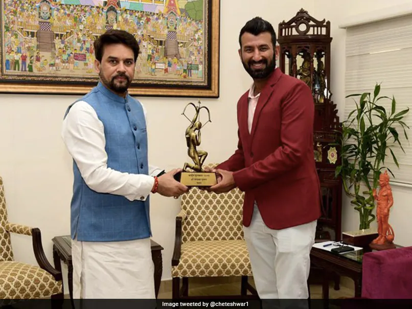 Anurag Thakur presenting the award to Cheteshwar Pujara.