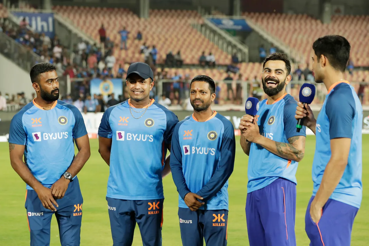 Virat Kohli-Shubman Gill along with Support Staff Photo Credit: (BCCI)