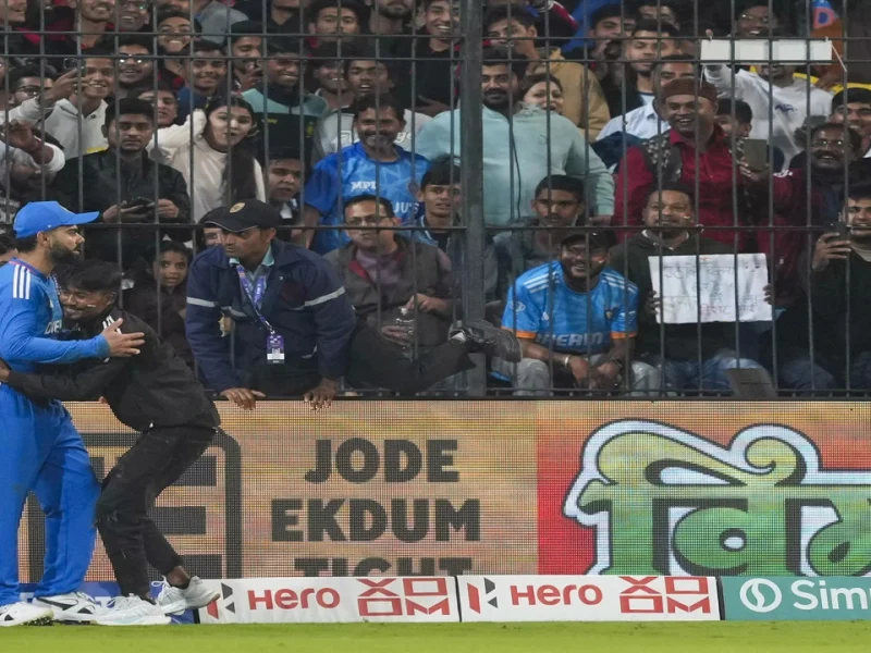 Fan Invades Pitch to greet Virat Kohli